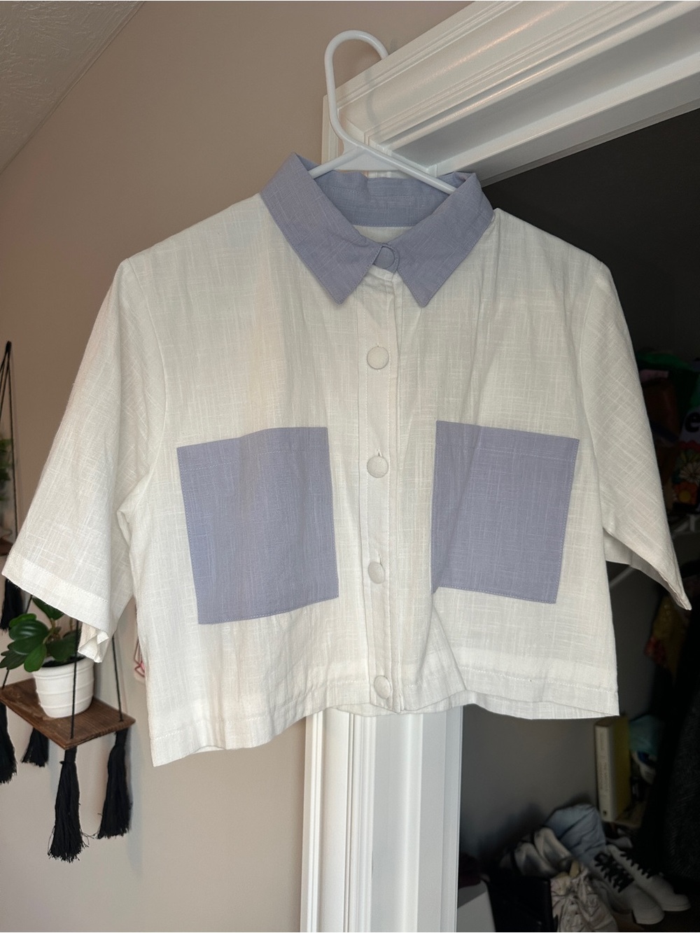 Cropped Cream Button-Down Shirt with blue Collar and Pockets